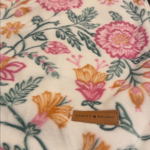 New LUCKY BRAND Printed Plush Throw Blanket - Cream/Pink/Orange - 50"x70" - Picture 3 of 8